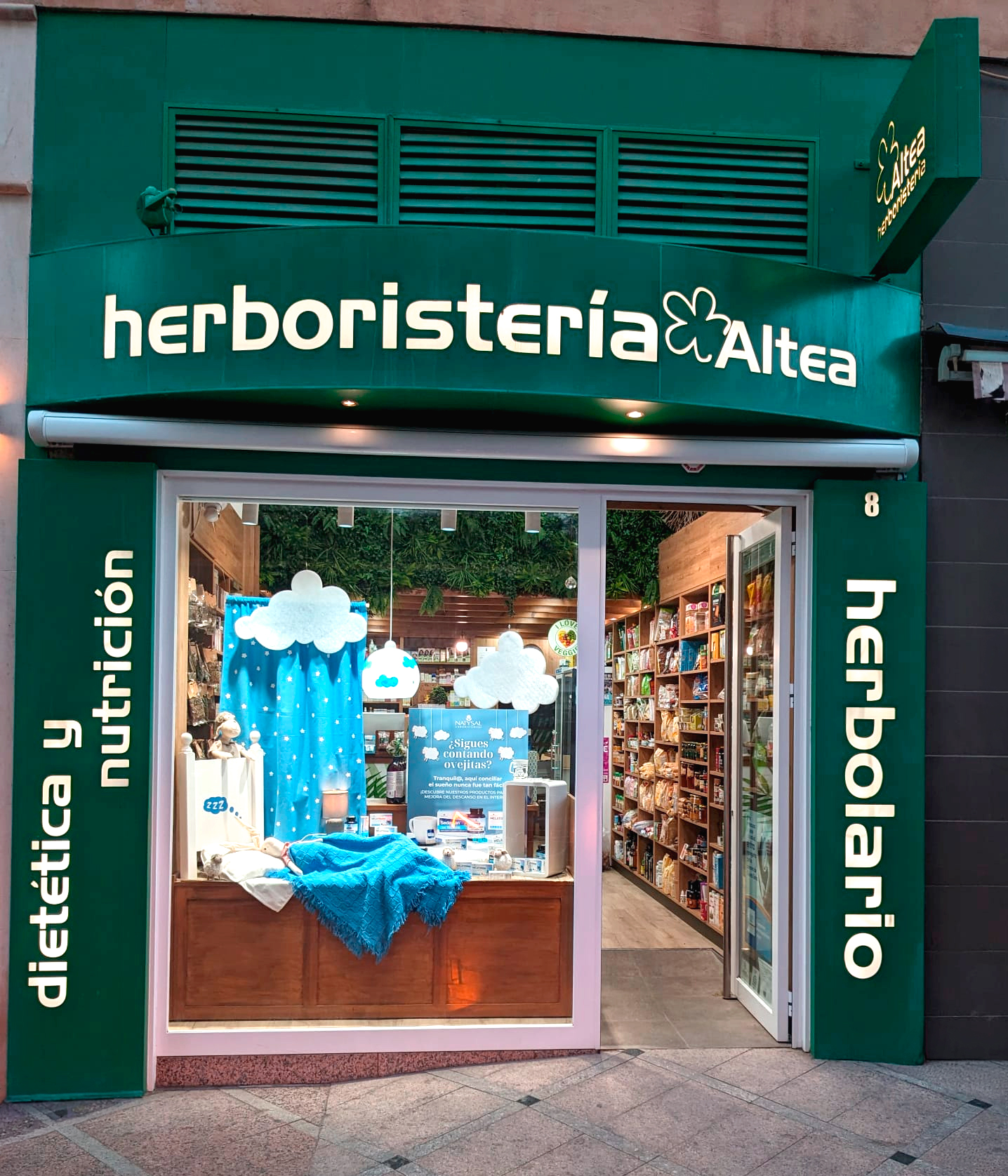 Fachada de la Herboristería Altea en Torremolinos: rótulo blanco sobre fondo verde, escaparate y laterales con los letreros 'dietética y nutrición' y 'herbolario'